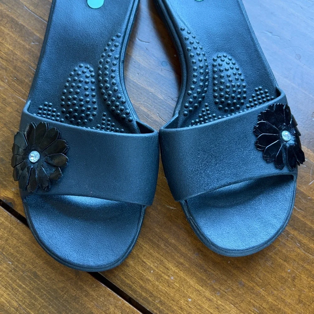 Oka B Sandals Black Flip Flops Flower Accent - M - Picture 2 of 12